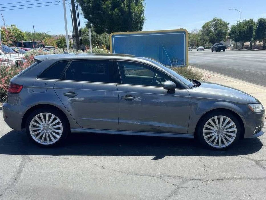 Audi A3 E-Tron      2017