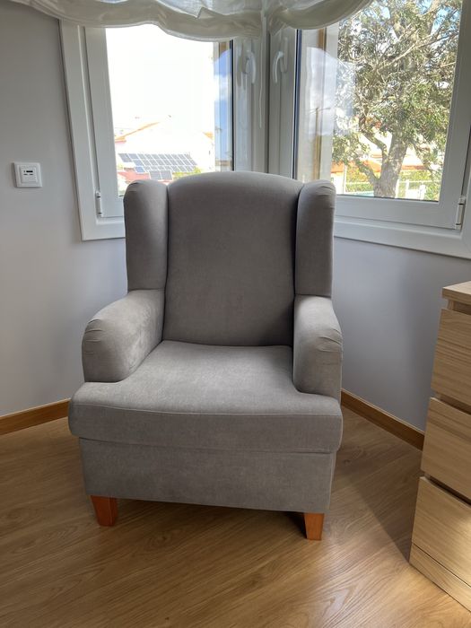 Cadeirão cinza com pousa pés