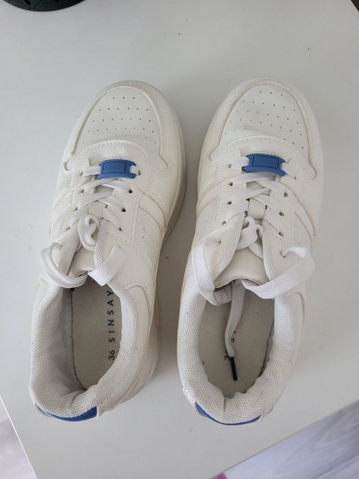 Buty sportowe na wyższej podeszwie 36