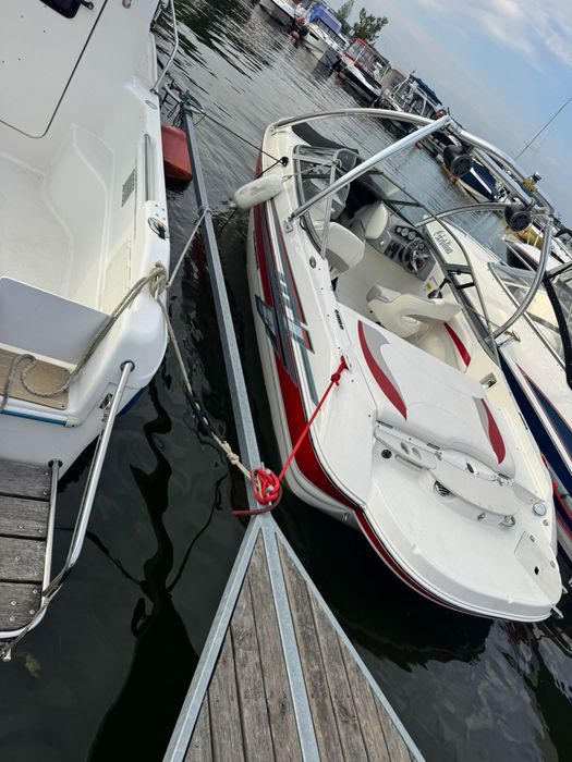 Motorówka STINGRAY 208 LR Wake – 2013 r. – 9 osób