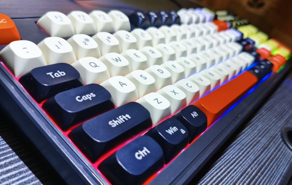 Клавиатура / Колесо регулировки громкости / Тихие клавиши / Подсветка