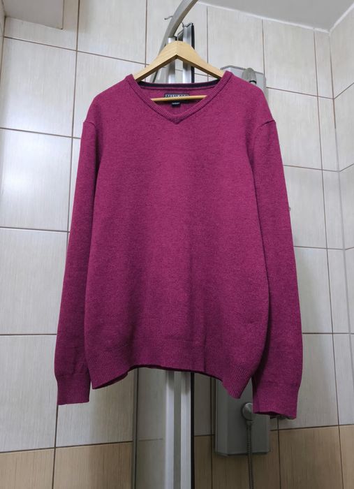 sweter męski XL wełniany z linii Lambswool. Klasyczny krój. Kolor ciemnoróżowy fuksja/magenta o drobnej, melanżowej strukturze. Dekolt w serek (V-neck