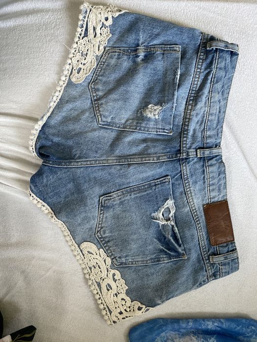 Krotkie  jeansowe spodenki damskie Zara