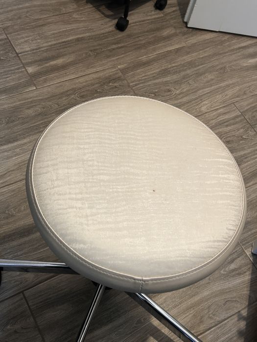 Taboret kosmetyczny na kółkach