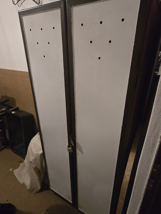 Metalowa szafa solidna konstrukcja