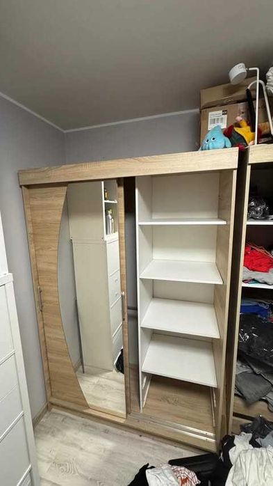 Duża szafa przesuwna z lustrem – pojemna, solidna