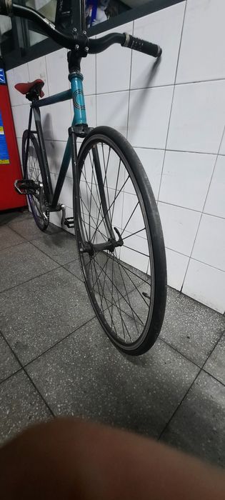 Bicicleta de ciclismo contra pedal