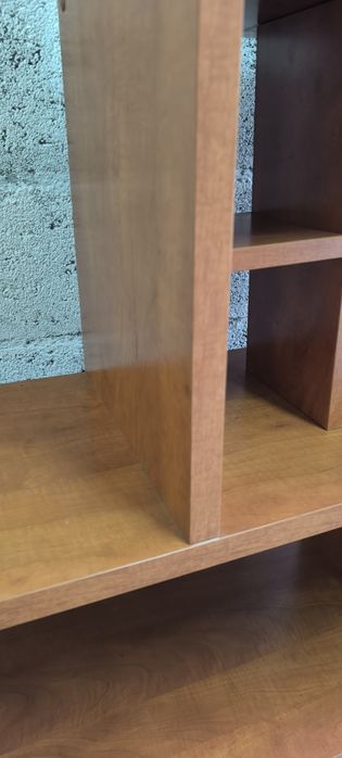 Belíssimo móvel estante em madeira com prateleira e porta em vidro.
Ex