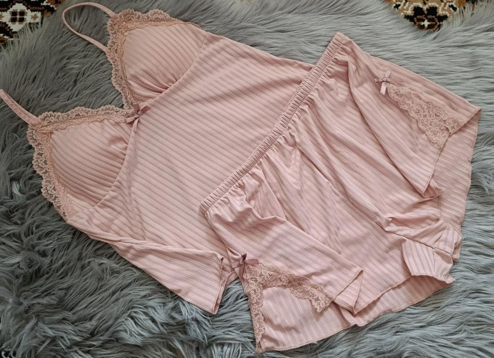 Ідеальна рожева піжама з мережевною майкою та шортами