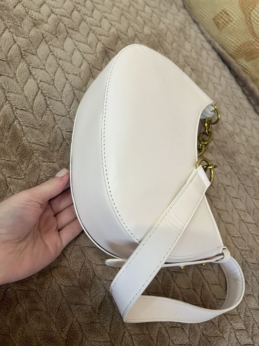 Сумка багет бежевая с золотой цепочкой