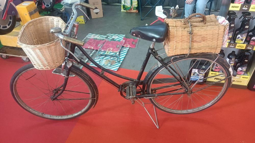 Bicicleta pasteleira de mulher antiga vintage clássica
