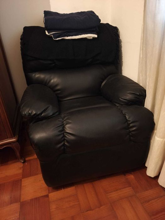 Poltrona Reclinável com Sistema de Massagem