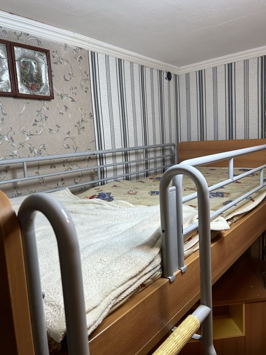 Дитяче ліжко-горище з робочою зоною та шафою