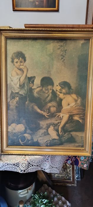 Różne obrazy dwa w ozdobnych ramach