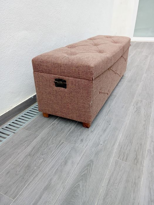 Banqueta de tecido com gavetão