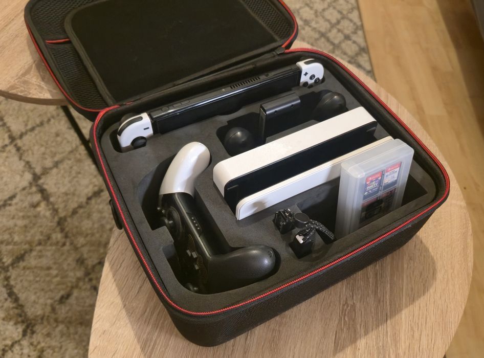 Zestaw Nintendo Switch OLED + 2xJoycony + Pro Controller + 6 Gier etui