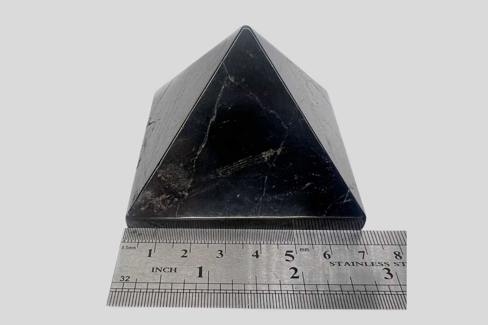 Пирамида полированная из натурального ШУНГИТА (7 см). Піраміда ШУНГІТ.