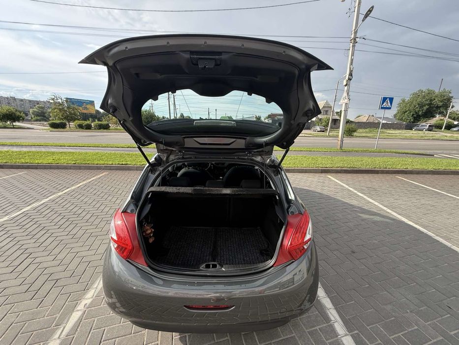 Продам Peugeot 208