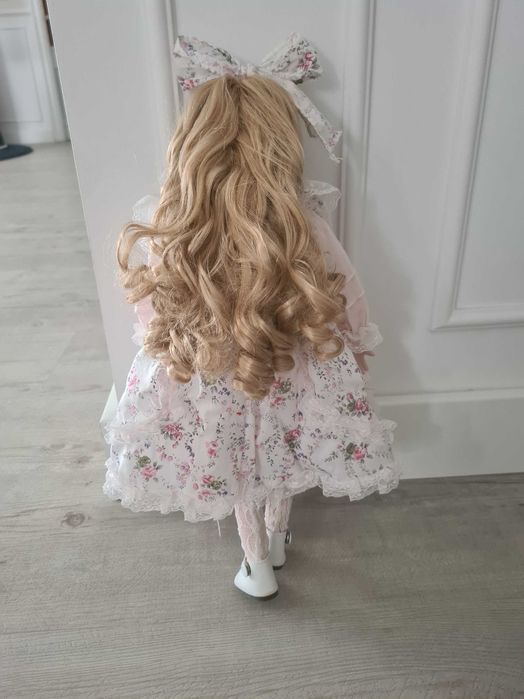 Boneca de porcelana colecionável