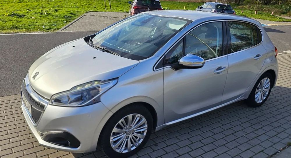 Peugeot 208 1,2 benzyna, bogate wyposażenie, niski przebieg, właściciel od 7 lat.