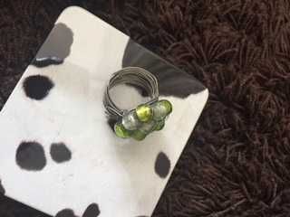 anel prateado com pedras verdes