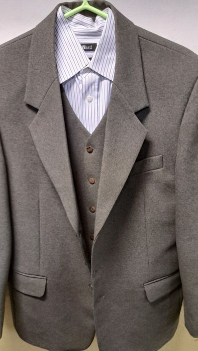 Garnitur męski szary klasyczny z kamizelką