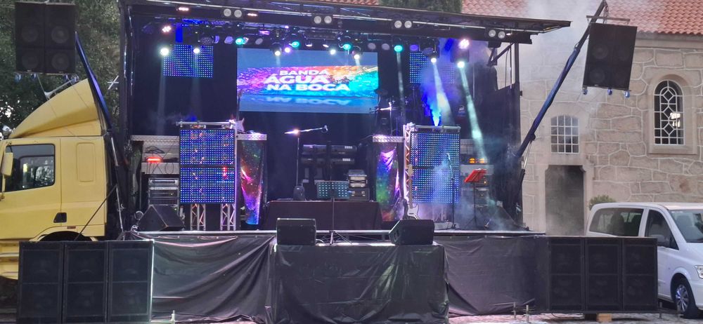 Palco móvel com produção grupos/artistas/DJs.