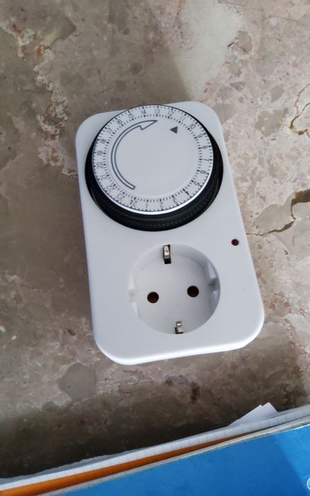 Working mechanical thermometer and timer.438006559225292802