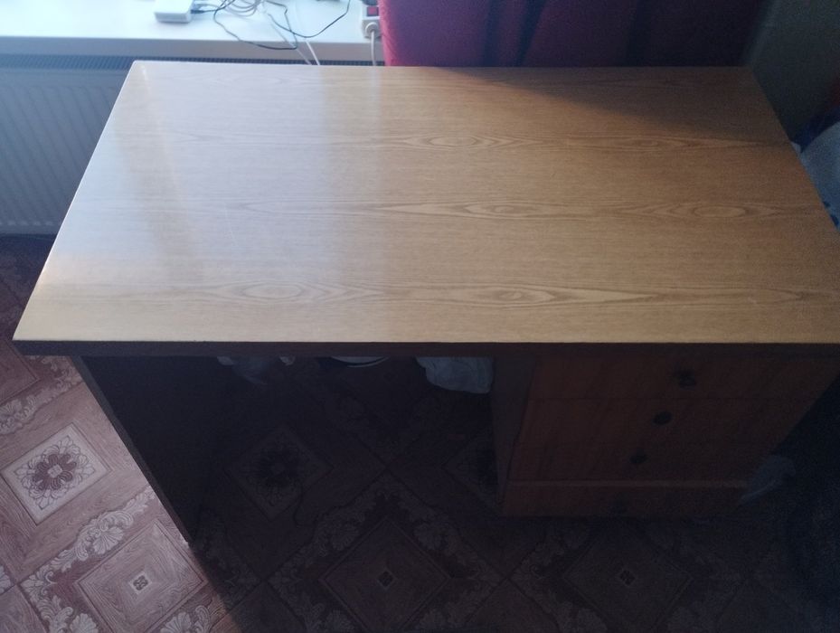 Стіл офісний світлий