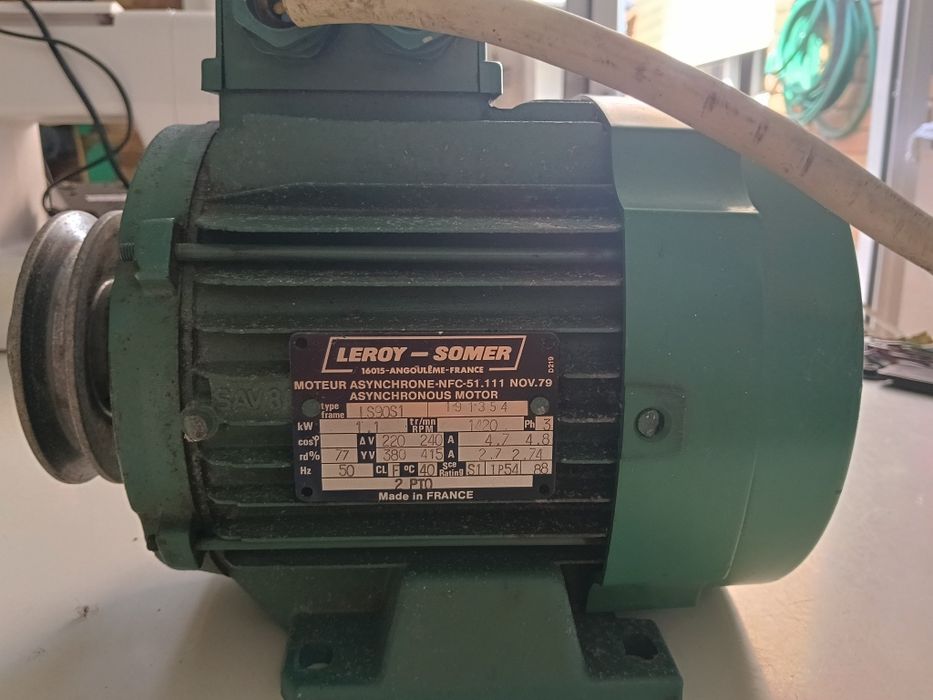 Motor trifásico usado em bom estado