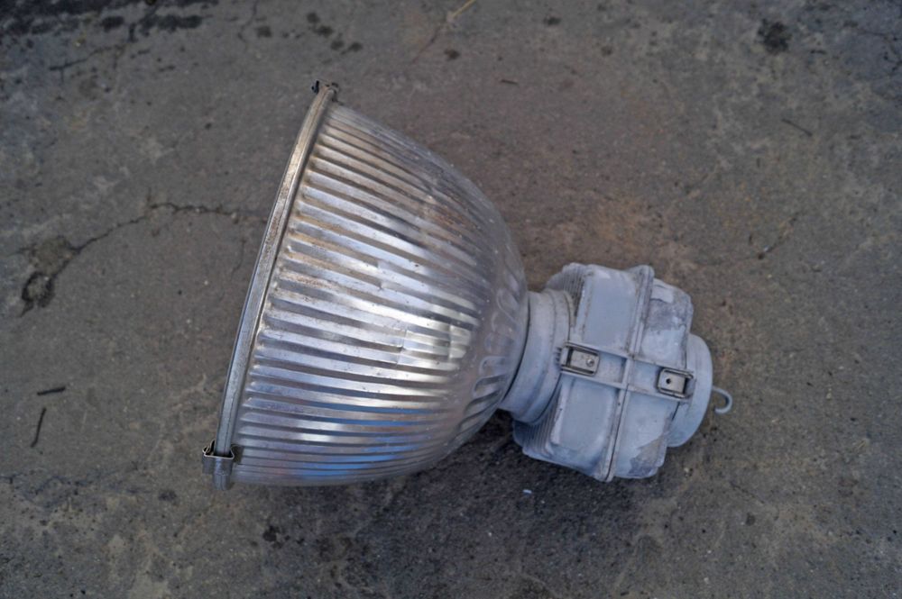 Большой уличный фонарь в корпусе на столб