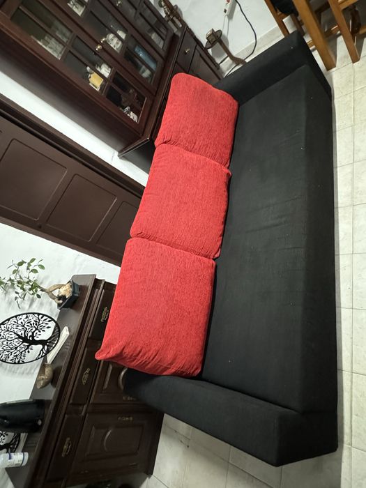 Sofa 3 lugares preto e vermelho