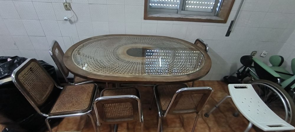 Conjunto mesa oval e cadeiras
