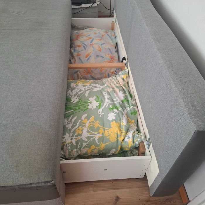 Kanapa rozkładana z funkcją spania.