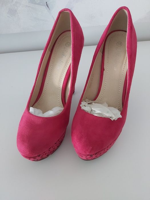 Sapatos de festa em camurça sintética. Compensados. Cor fuschia