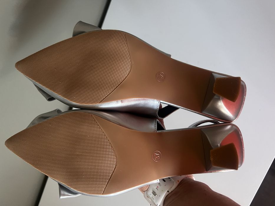 Nowe srebrne szpilki z kokardą na niskim obcasie rozmiar 37