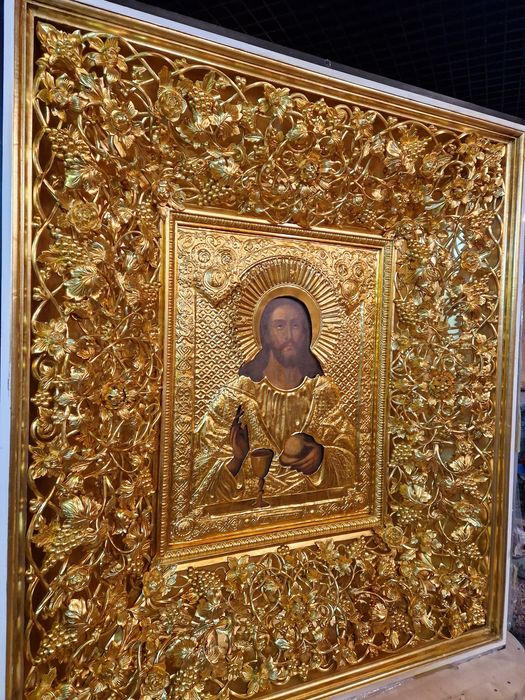 Кіоти та рами з різьбою