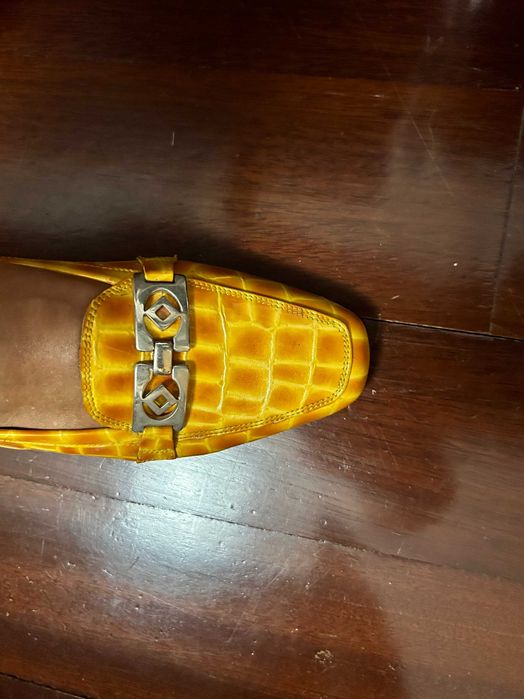 Sapatos camel animal print com fivela