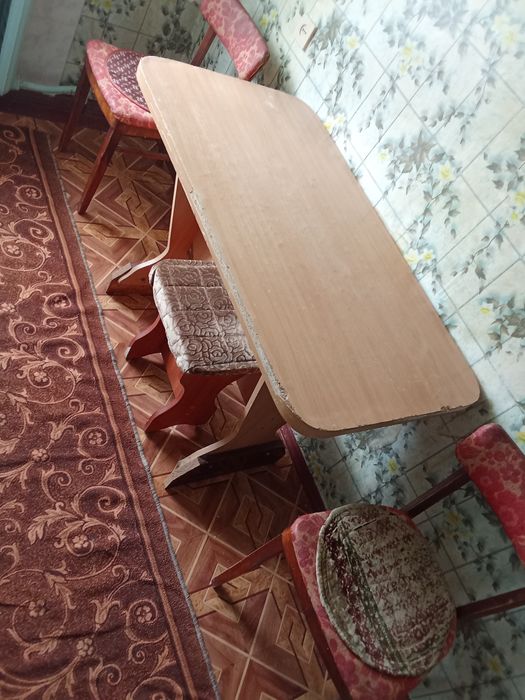 Стол кухонный обеденный и стулья