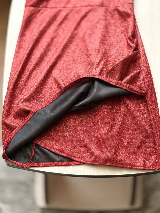 Червона сукня з чашечками коротка