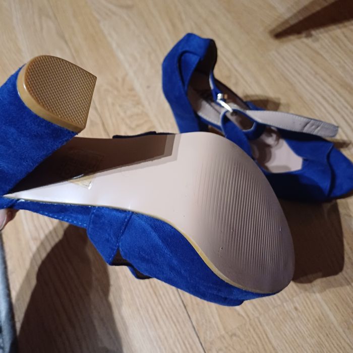 Buty damskie na obcasie 38