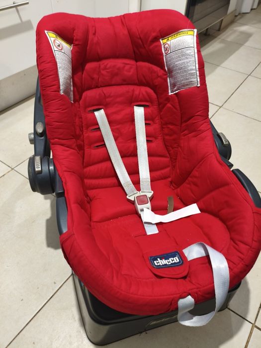 Carrinho de bebê com ovo