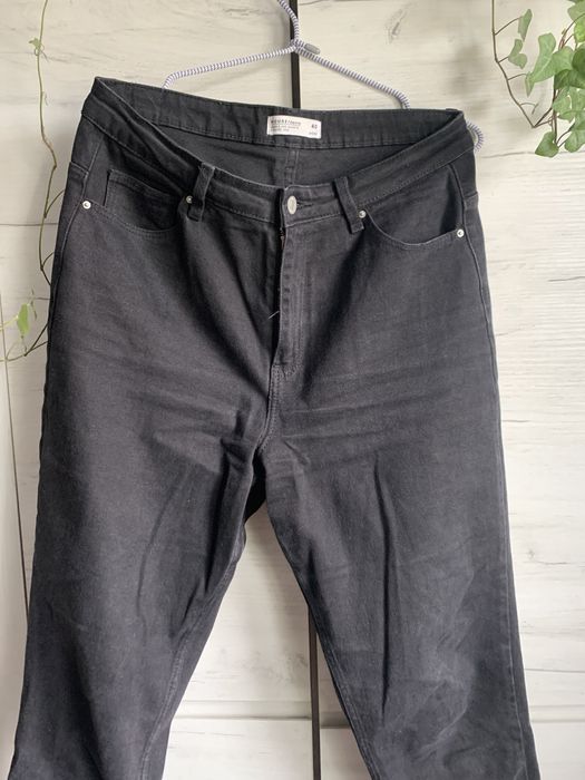 Mom jeans z wysokim stanem