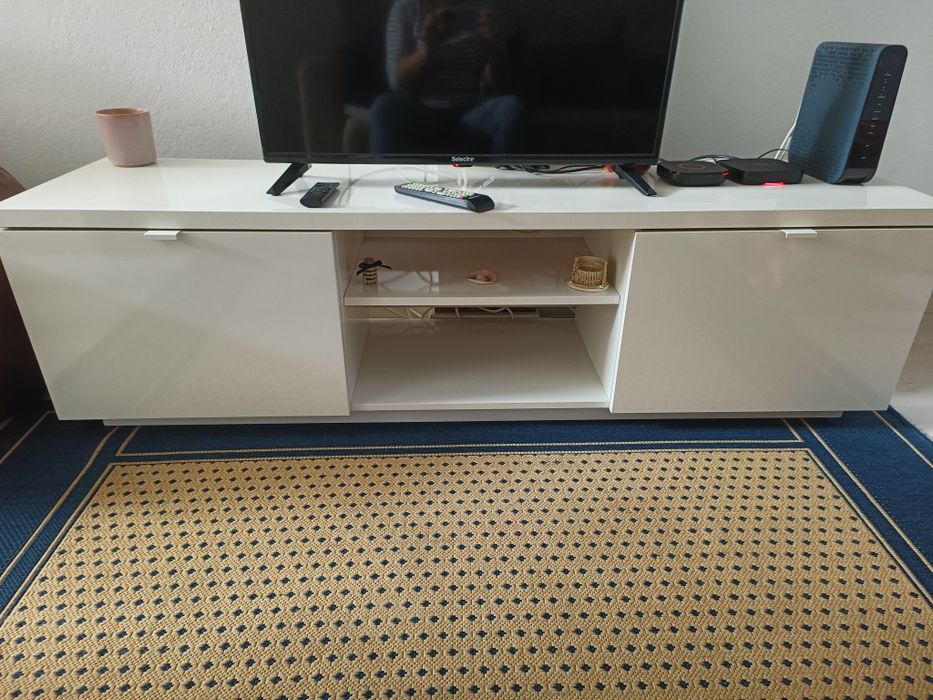 Estante TV branca com brilho