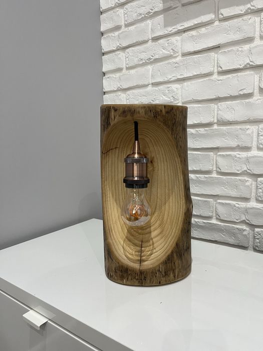 Lampka z drewna recznie wykonana.