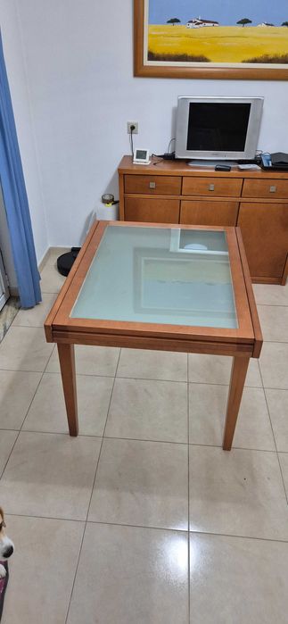 Mesa cozinha ou sala jantar, em madeira e vidro fosco , bom estado