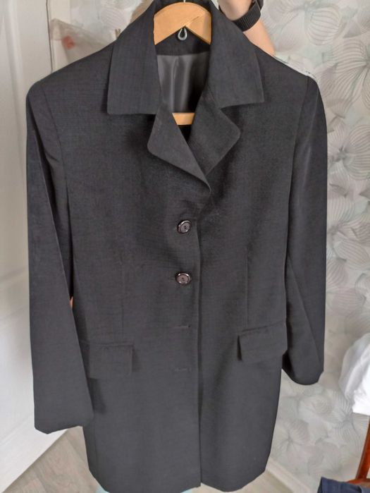 Продам женские костюмы , размер 46-48, строгие