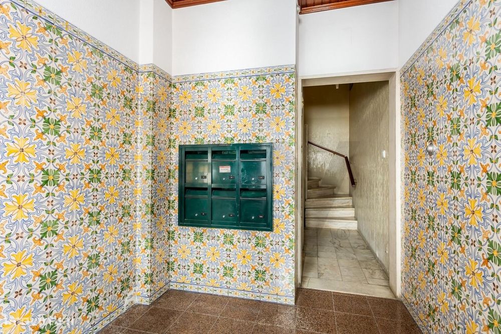 Apartamento T2 remodelado e mobilado no Bairro Alto — conforto e local