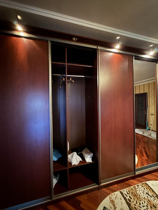 Велика шафа купе з двома дзеркалами