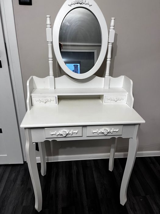 Sprzedam białą toaletkę